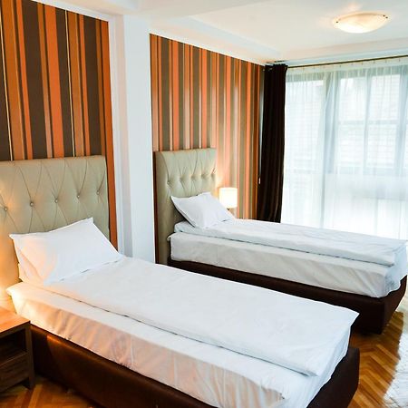 Park House Hotel Деж Екстериор снимка