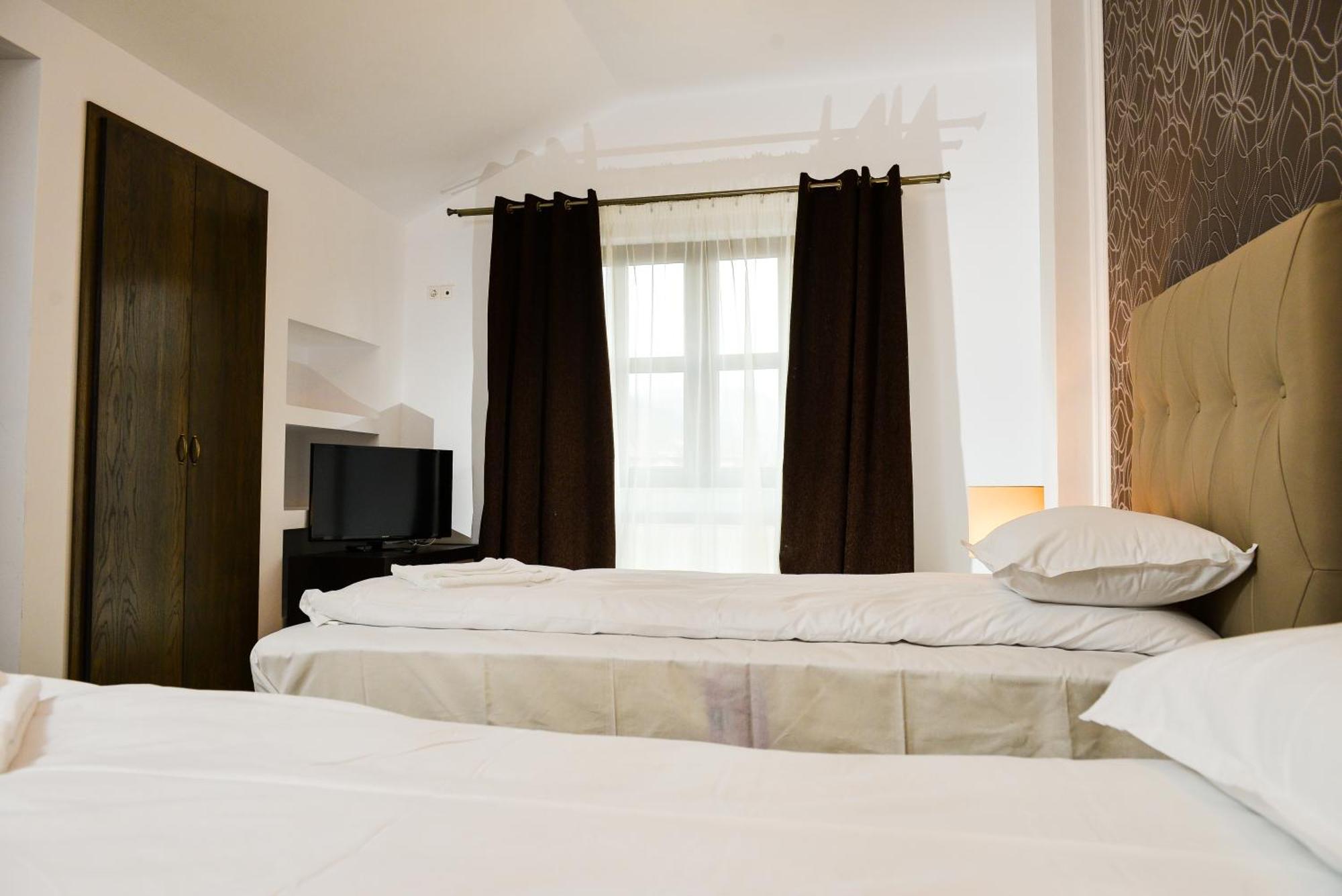 Park House Hotel Деж Стая снимка