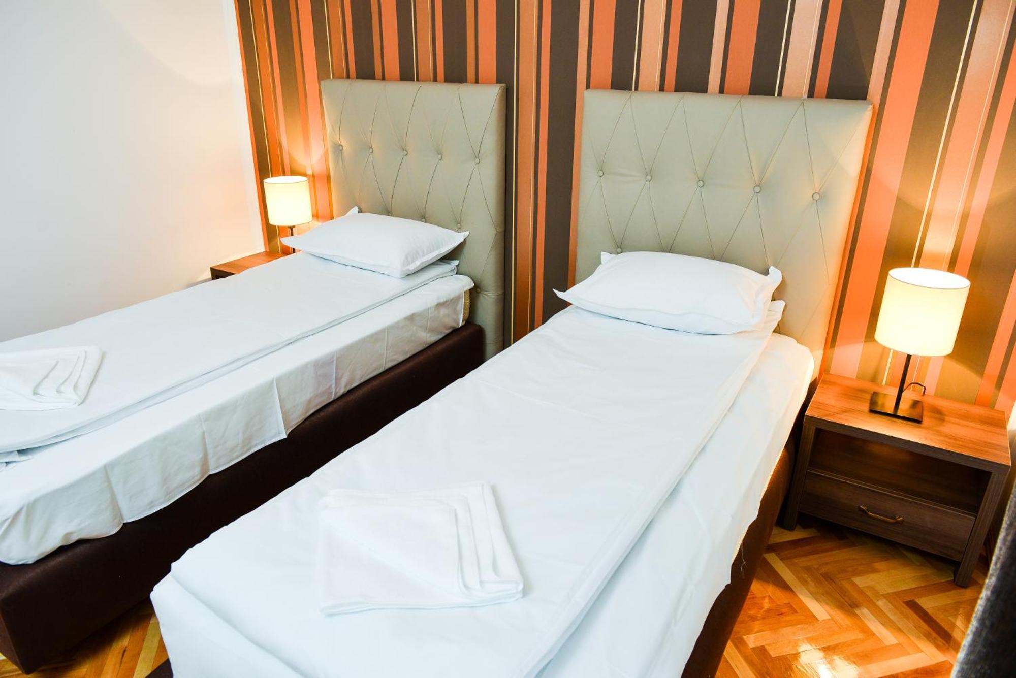 Park House Hotel Деж Екстериор снимка