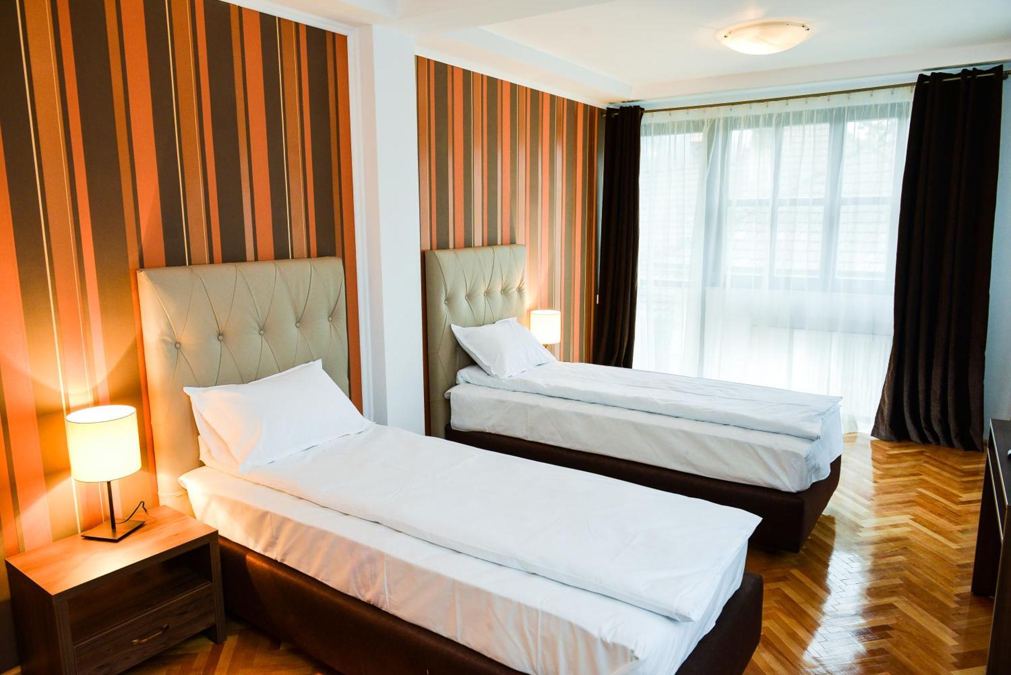 Park House Hotel Деж Екстериор снимка