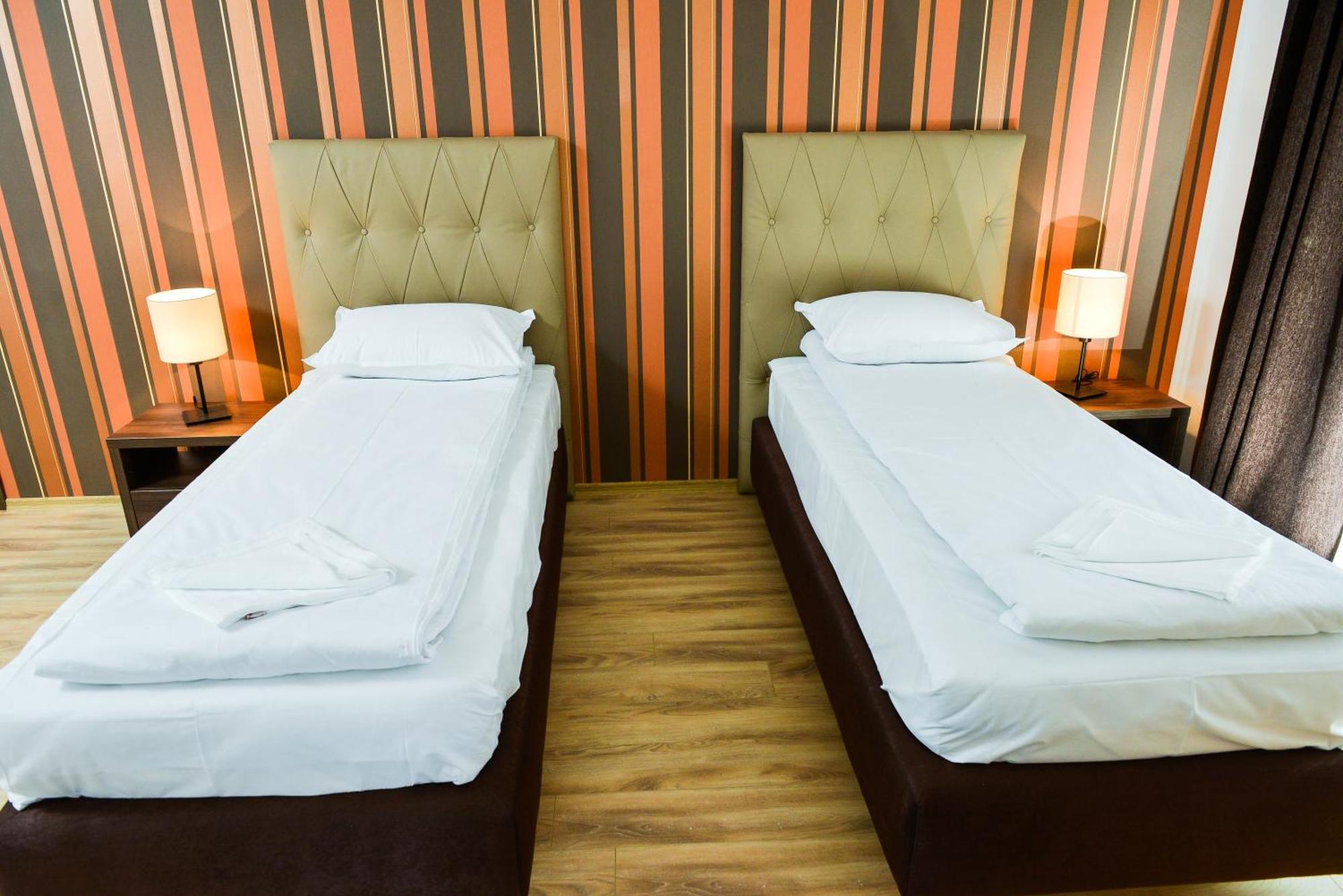 Park House Hotel Деж Екстериор снимка