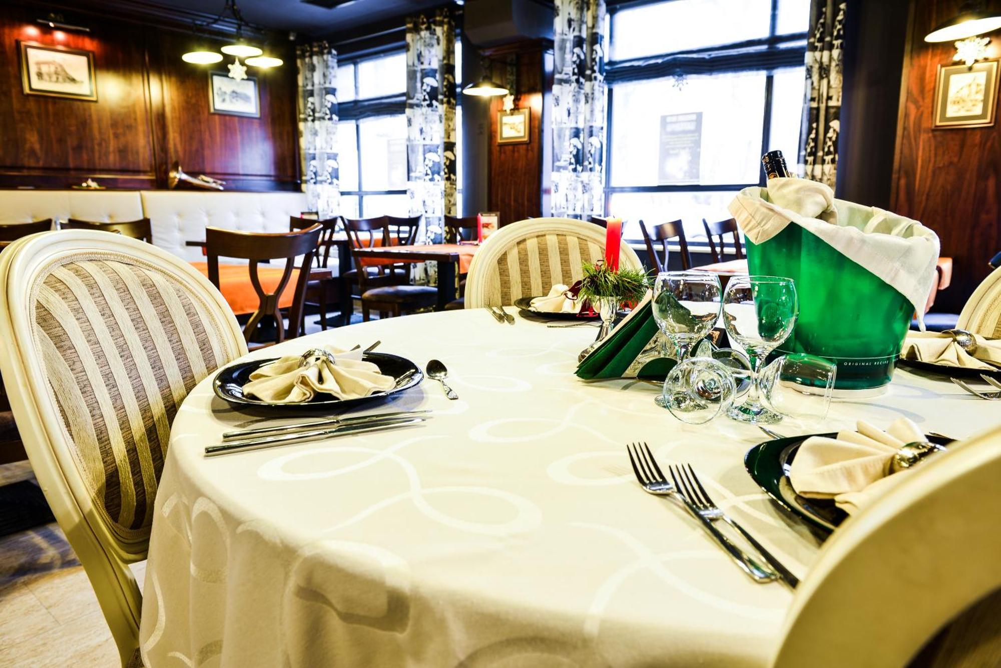 Park House Hotel Деж Екстериор снимка