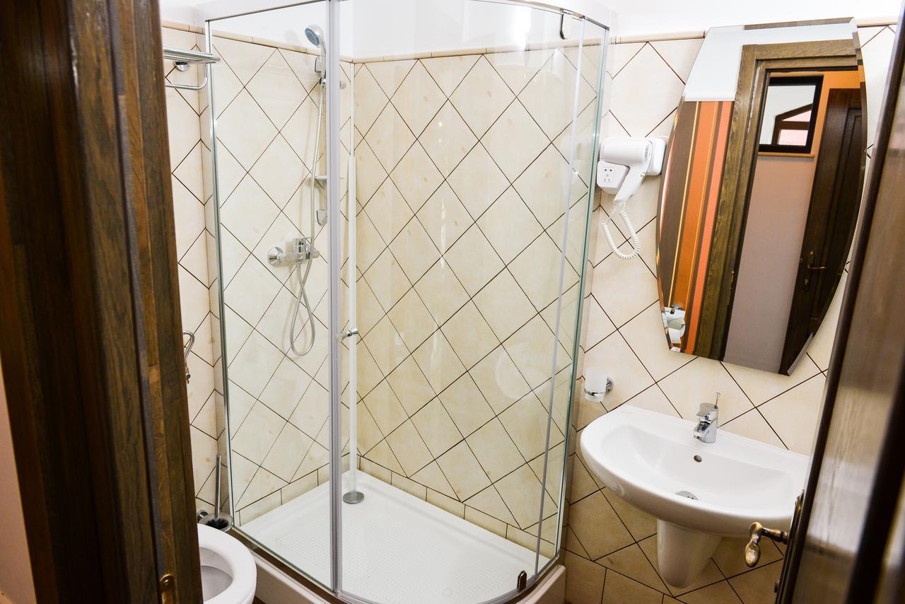 Park House Hotel Деж Екстериор снимка