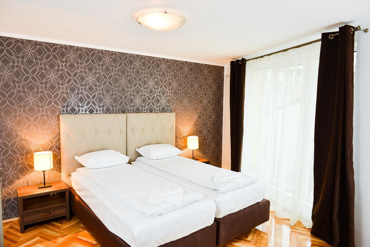 Park House Hotel Деж Екстериор снимка