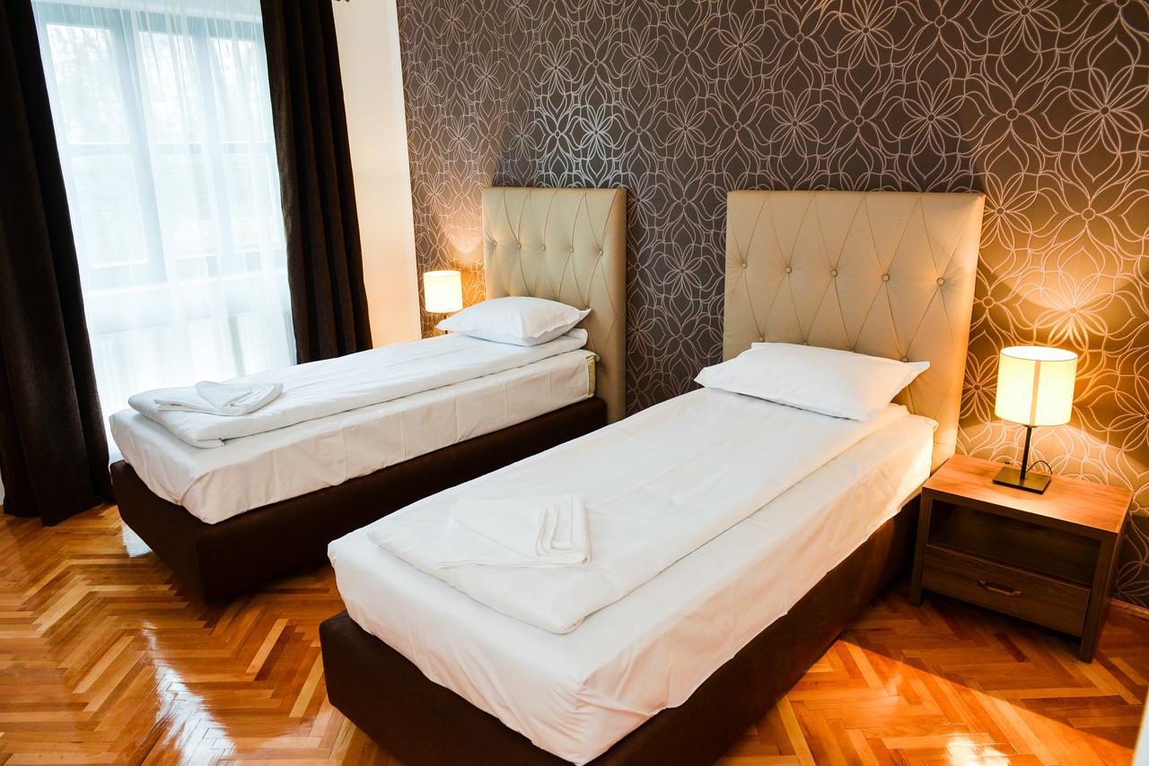 Park House Hotel Деж Екстериор снимка