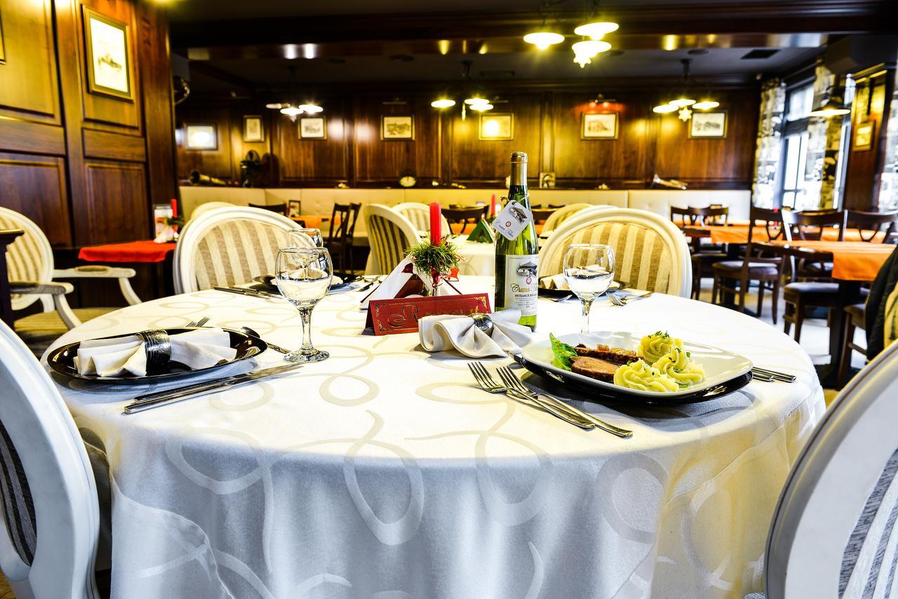 Park House Hotel Деж Екстериор снимка