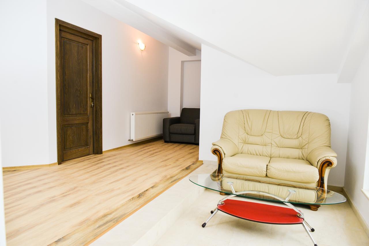 Park House Hotel Деж Екстериор снимка