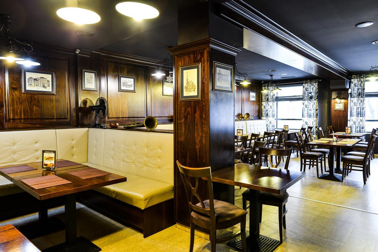 Park House Hotel Деж Екстериор снимка