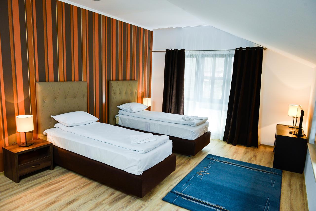 Park House Hotel Деж Стая снимка