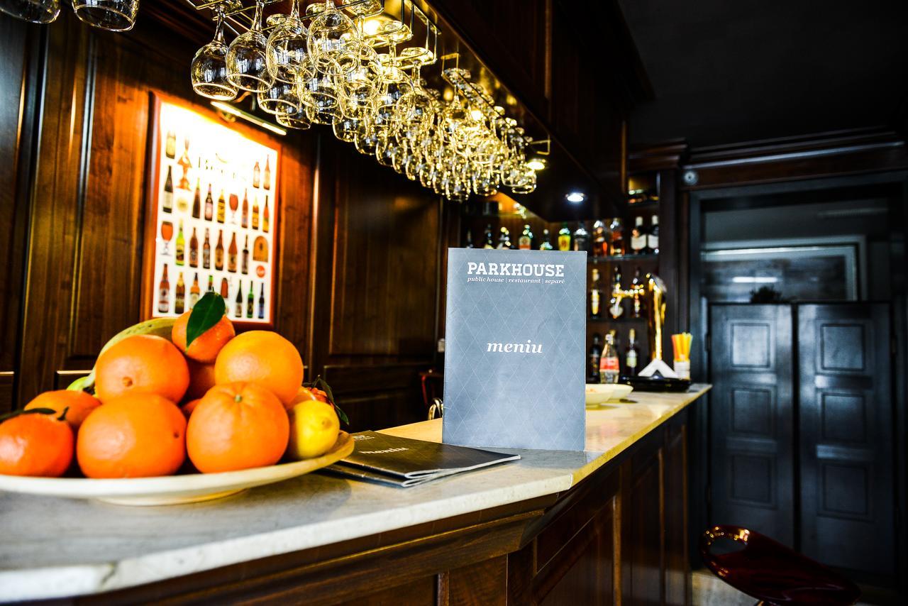 Park House Hotel Деж Екстериор снимка