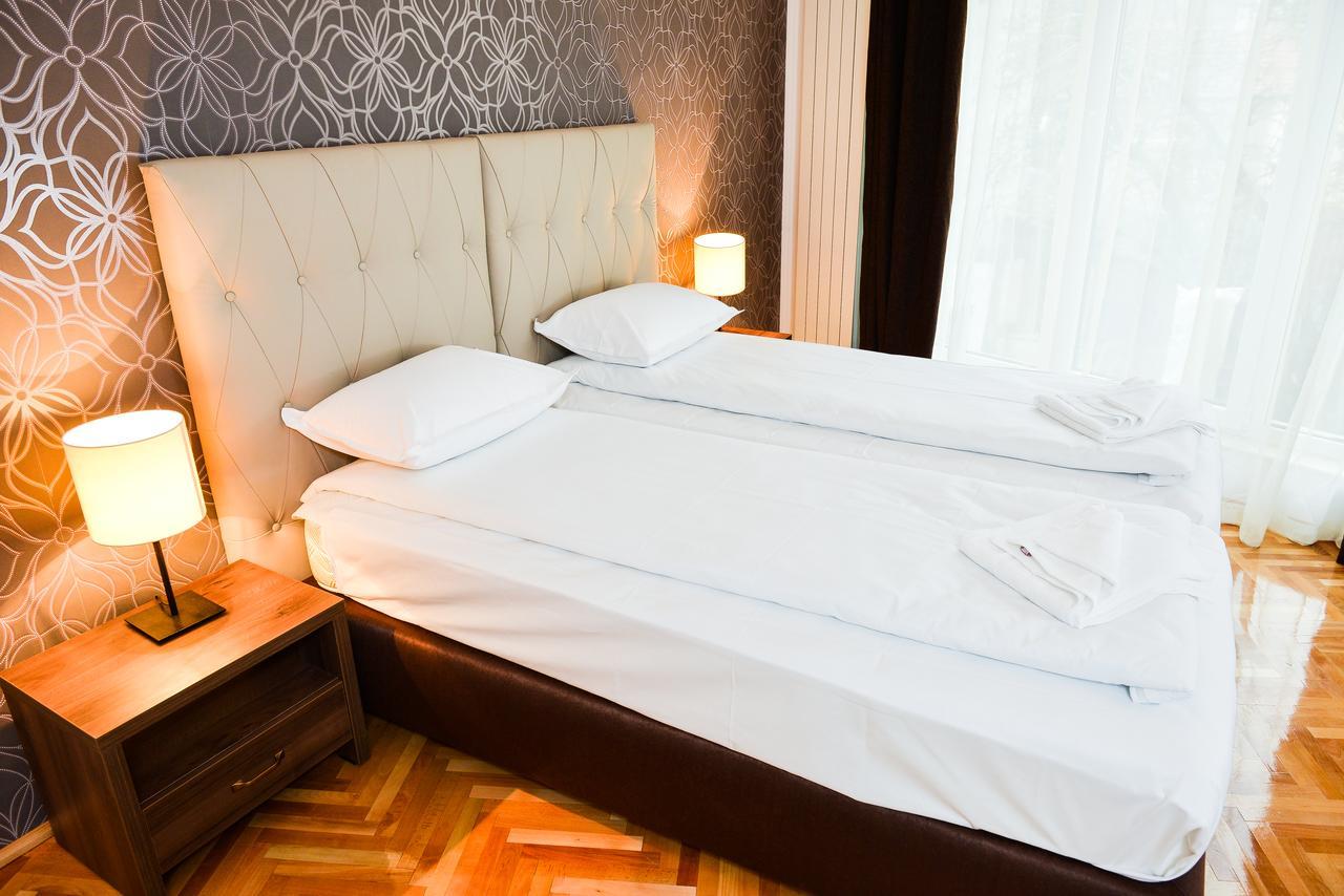 Park House Hotel Деж Екстериор снимка