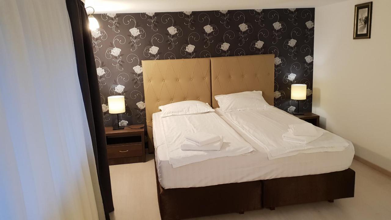 Park House Hotel Деж Екстериор снимка