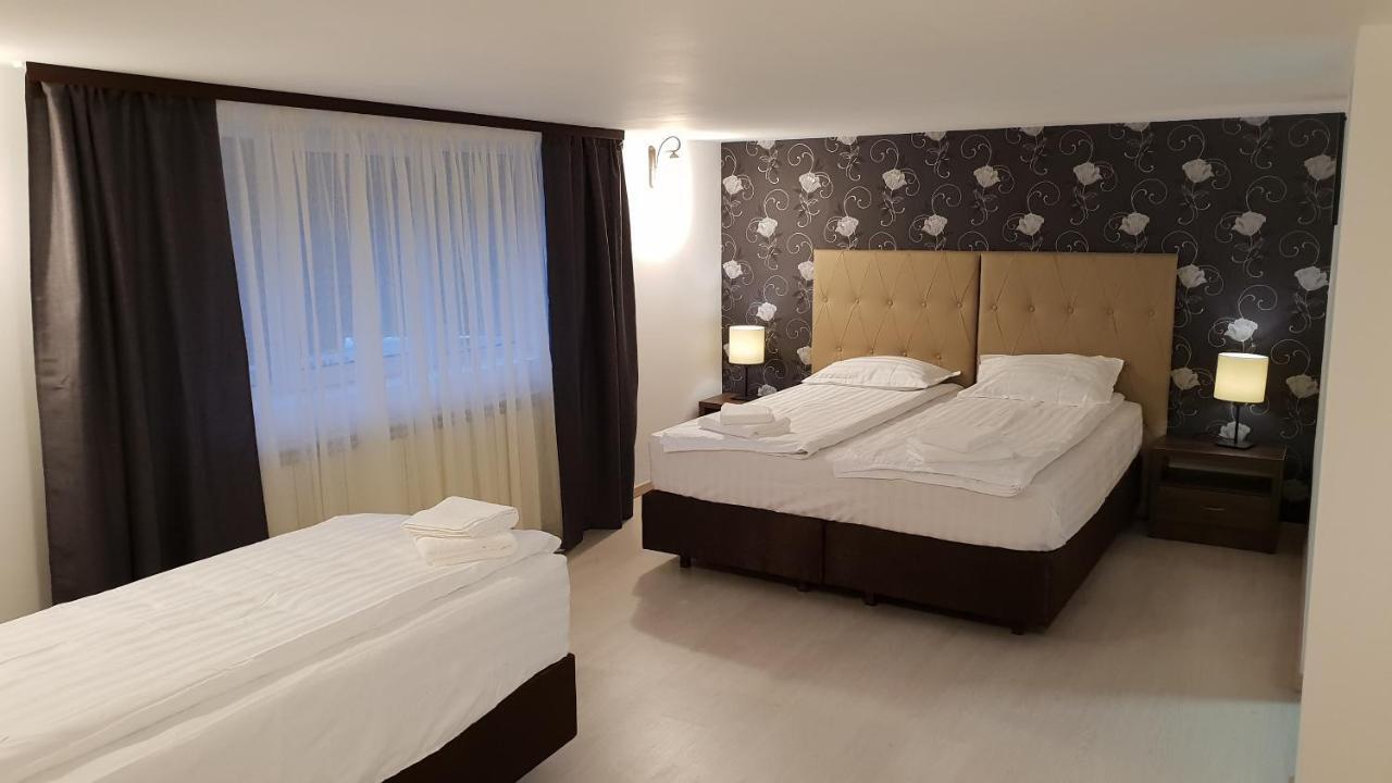 Park House Hotel Деж Екстериор снимка